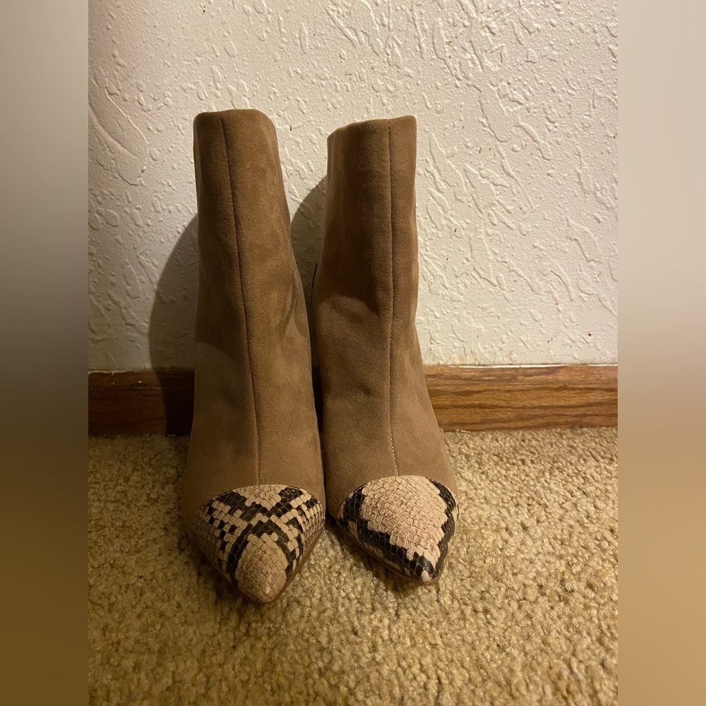 SELLING THESE CUTE JUSTFAB HIGH HEELS.
